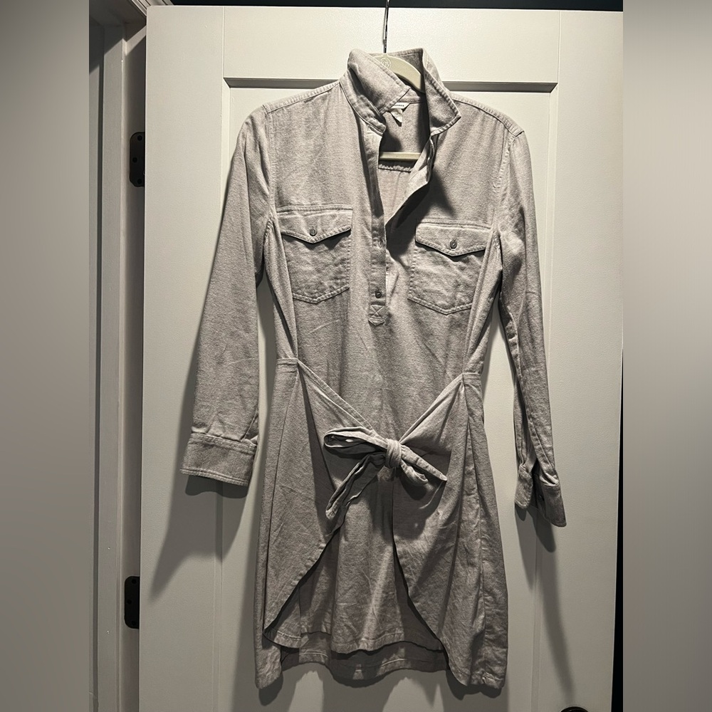 Club Monaco long sleeve shirt dress with tie waist. Grey, size 6